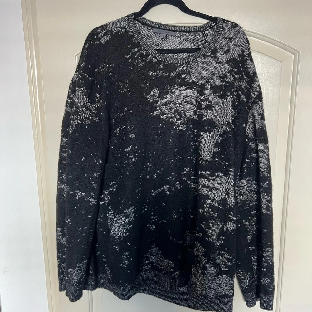 Men's Black and Gray Patterned Sweater - Picture 3 of 6